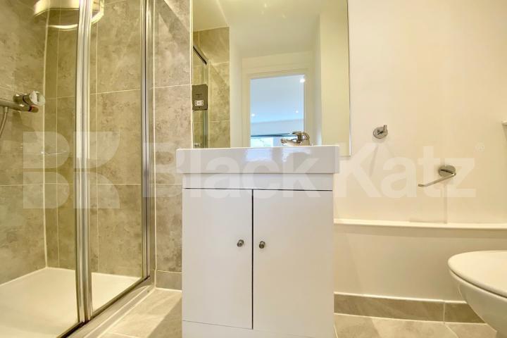  Spacious two bedroom two bathroom apartment on Chapel Market Chapel Market, Angel
